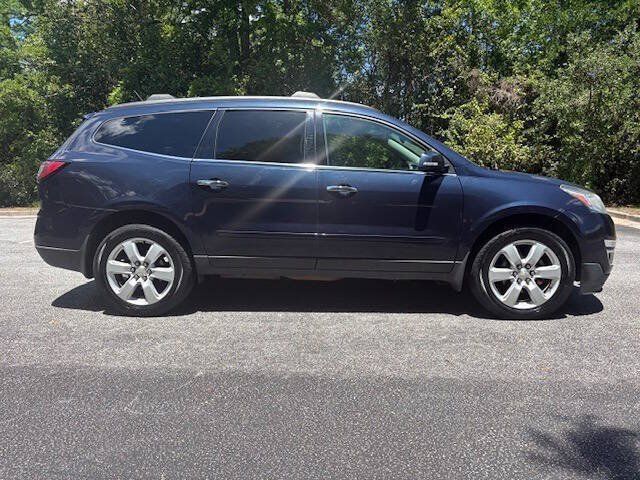 Used 2017 Chevrolet Traverse LT w/ Style and Technology Package FWD image 4