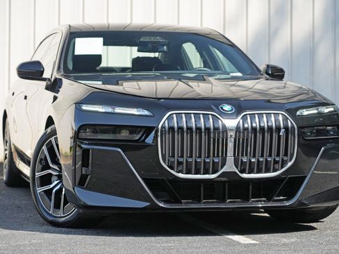 Used 2023 BMW i7 xDrive60 w/ Executive Package 2 AWD/4WD image 4