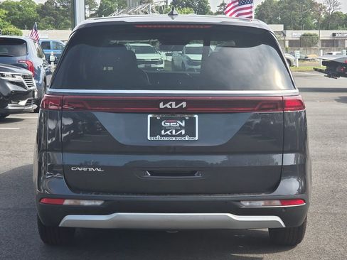 Used 2023 Kia Carnival LX FWD image 5