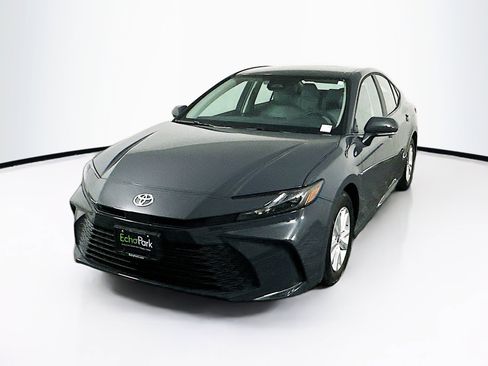Used 2025 Toyota Camry LE image 3