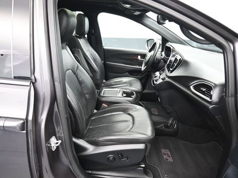 Used 2020 Chrysler Pacifica Touring-L image 66