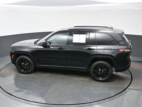 Used 2025 Jeep Grand Cherokee Altitude image 34