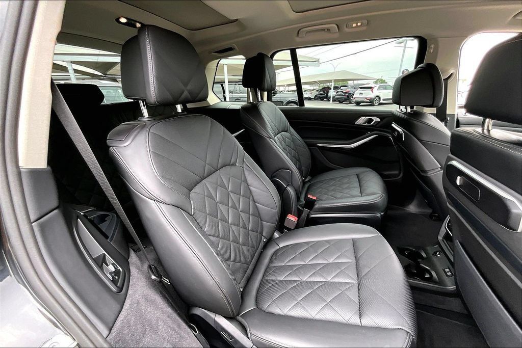 Used 2025 BMW X7 xDrive40i w/ Climate Comfort Package AWD/4WD image 37