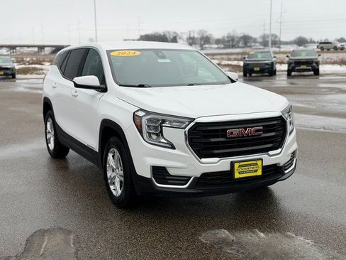 Used 2024 GMC Terrain SLE image 3
