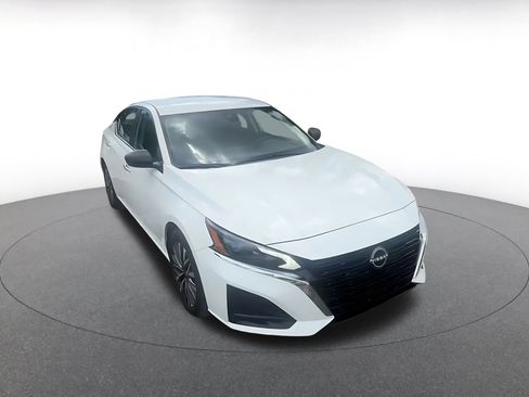 Used 2025 Nissan Altima 2.5 SV FWD image 3