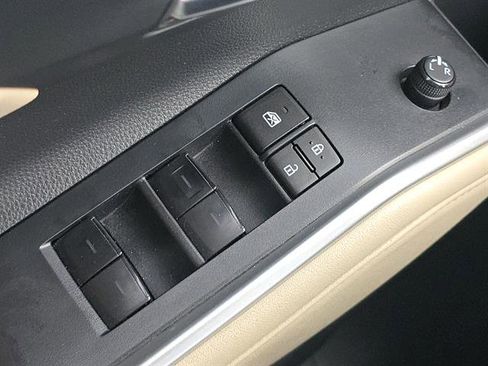 Used 2023 Toyota Highlander XLE image 16