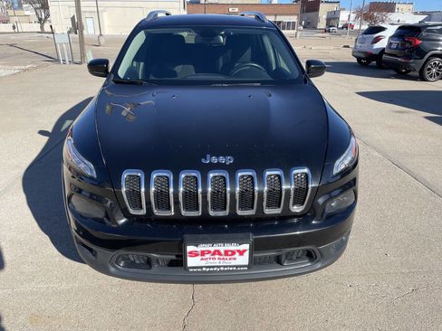 Used 2016 Jeep Cherokee Latitude image 2
