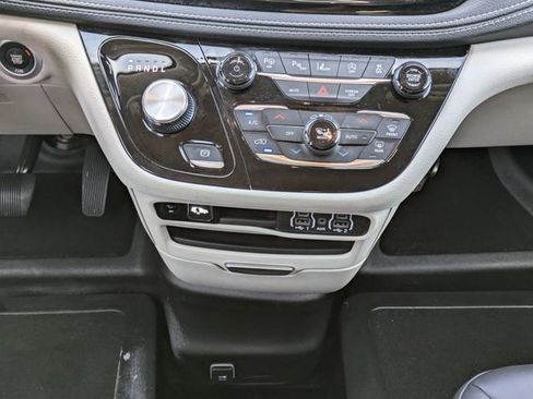 Used 2023 Chrysler Pacifica Touring-L FWD image 22
