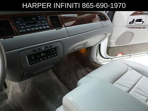 Used 2000 Lincoln Town Car Executive RWD image 24
