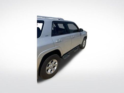 Used 2018 Toyota 4Runner SR5 AWD/4WD image 9