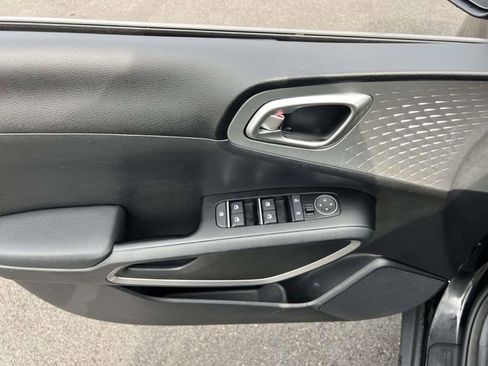 Used 2023 Kia Soul LX image 14