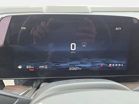 Used 2025 Chevrolet Suburban Z71 image 19