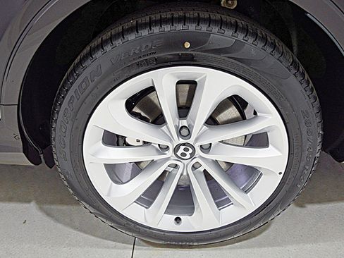 Used 2024 Bentley Bentayga image 44