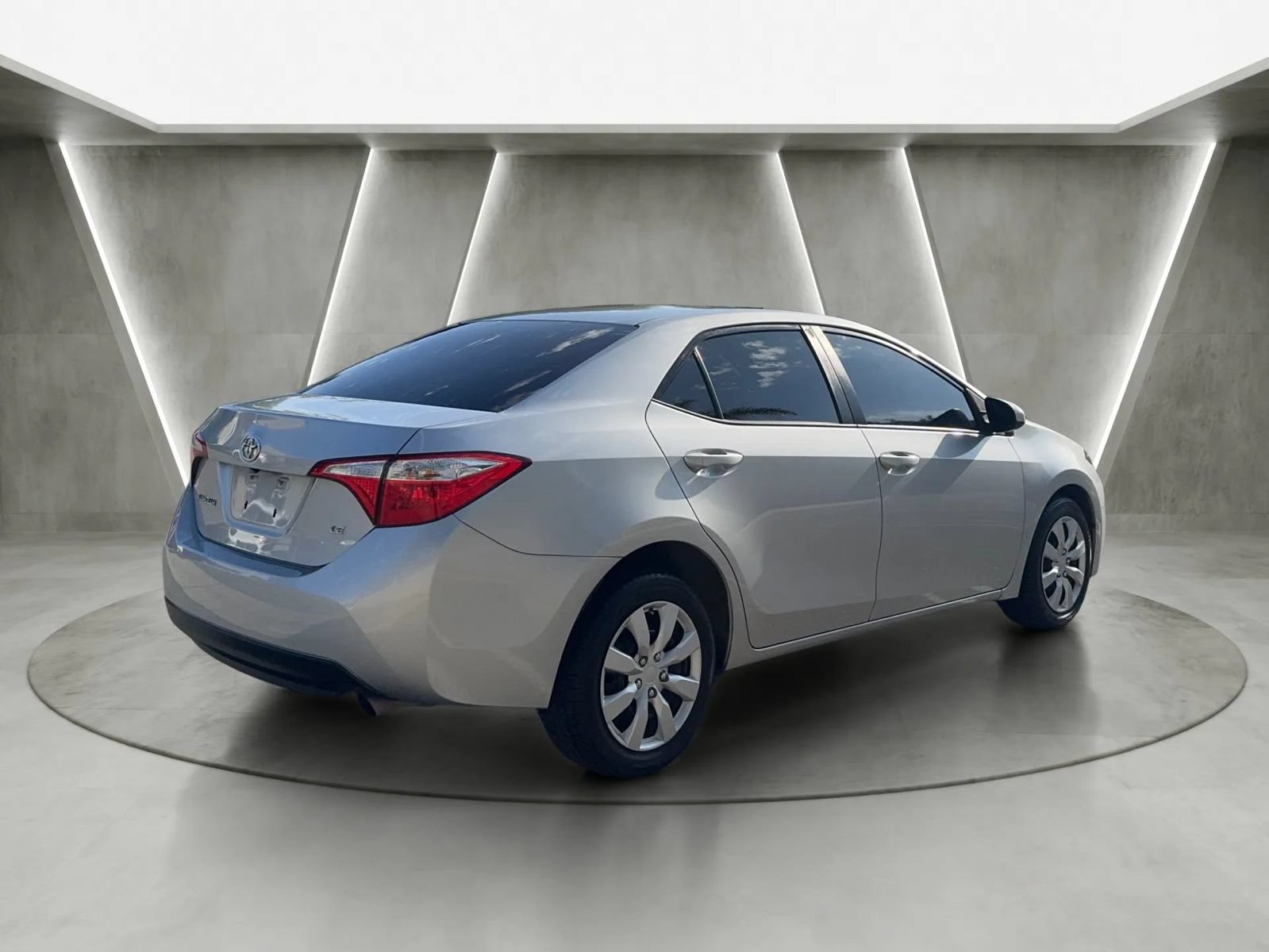 Used 2015 Toyota Corolla LE FWD image 3