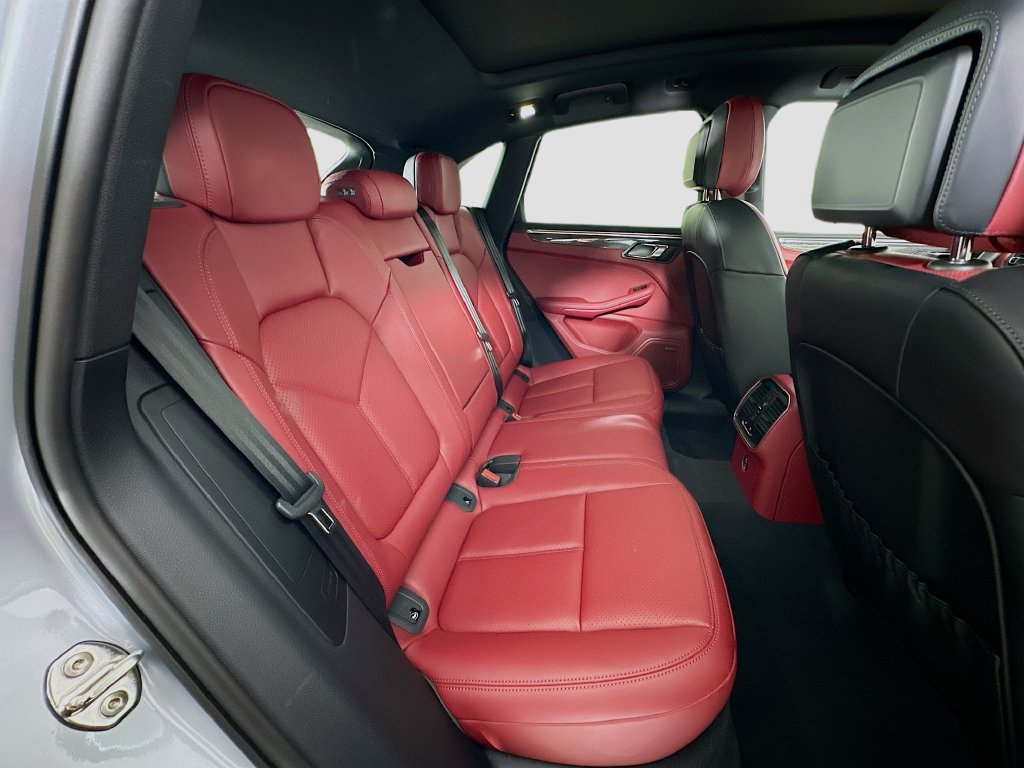 Certified 2025 Porsche Macan AWD/4WD image 29