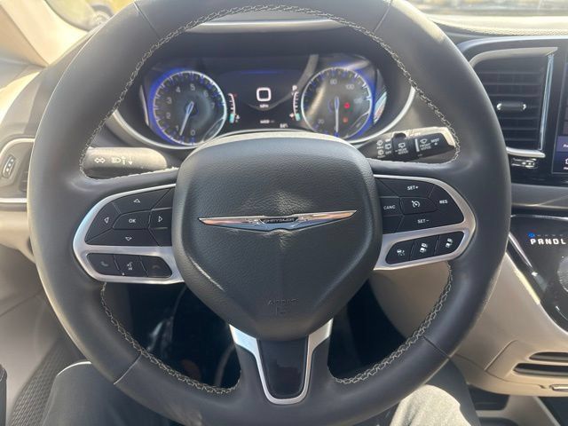 Used 2024 Chrysler Pacifica Touring-L FWD image 13
