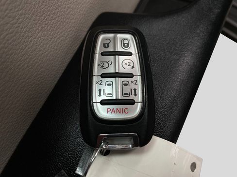 Used 2017 Chrysler Pacifica Touring-L Plus w/ Tire & Wheel Group image 31