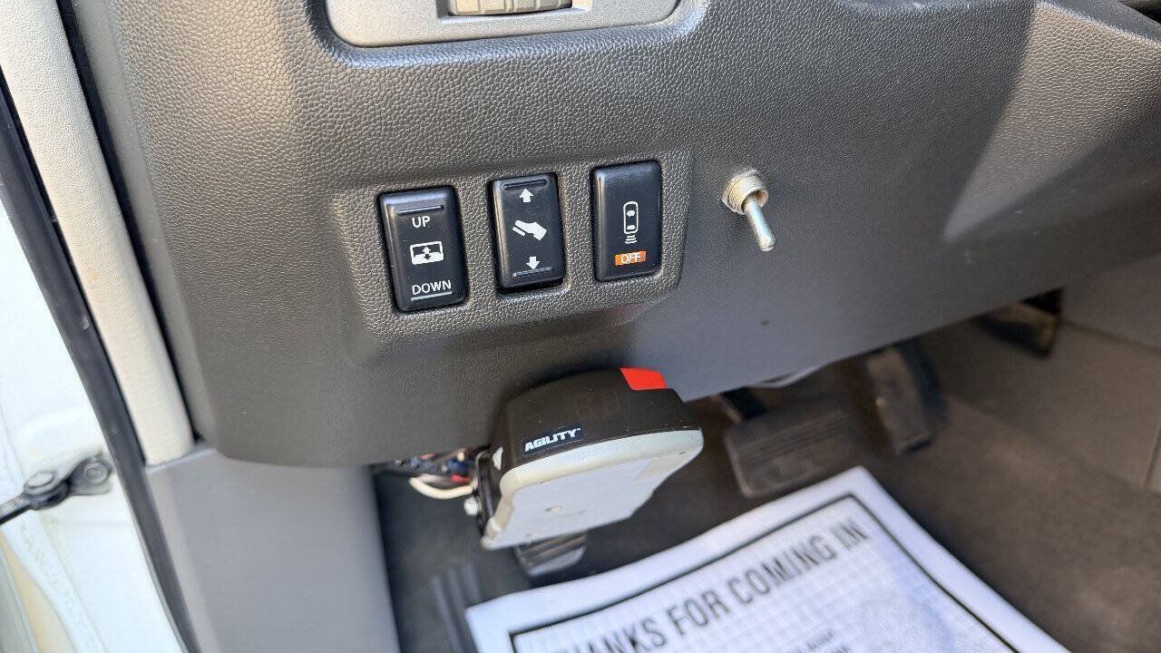 Used 2005 Nissan Titan SE AWD/4WD image 15