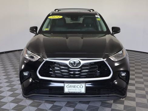 Used 2024 Toyota Highlander XLE AWD/4WD image 3