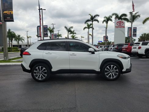 Used 2023 Toyota Corolla Cross XLE w/ Convenience Package FWD image 13