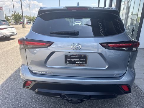 Used 2024 Toyota Highlander XLE FWD image 3