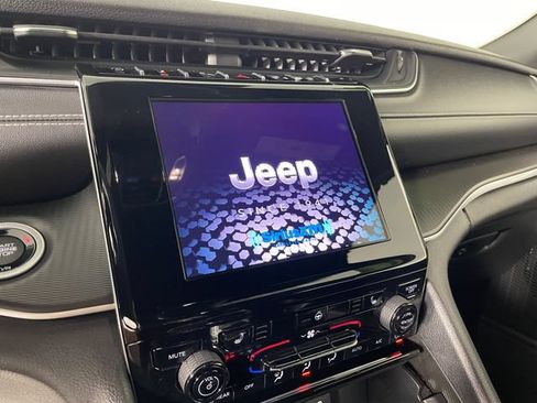 Used 2023 Jeep Grand Cherokee Altitude AWD/4WD image 8