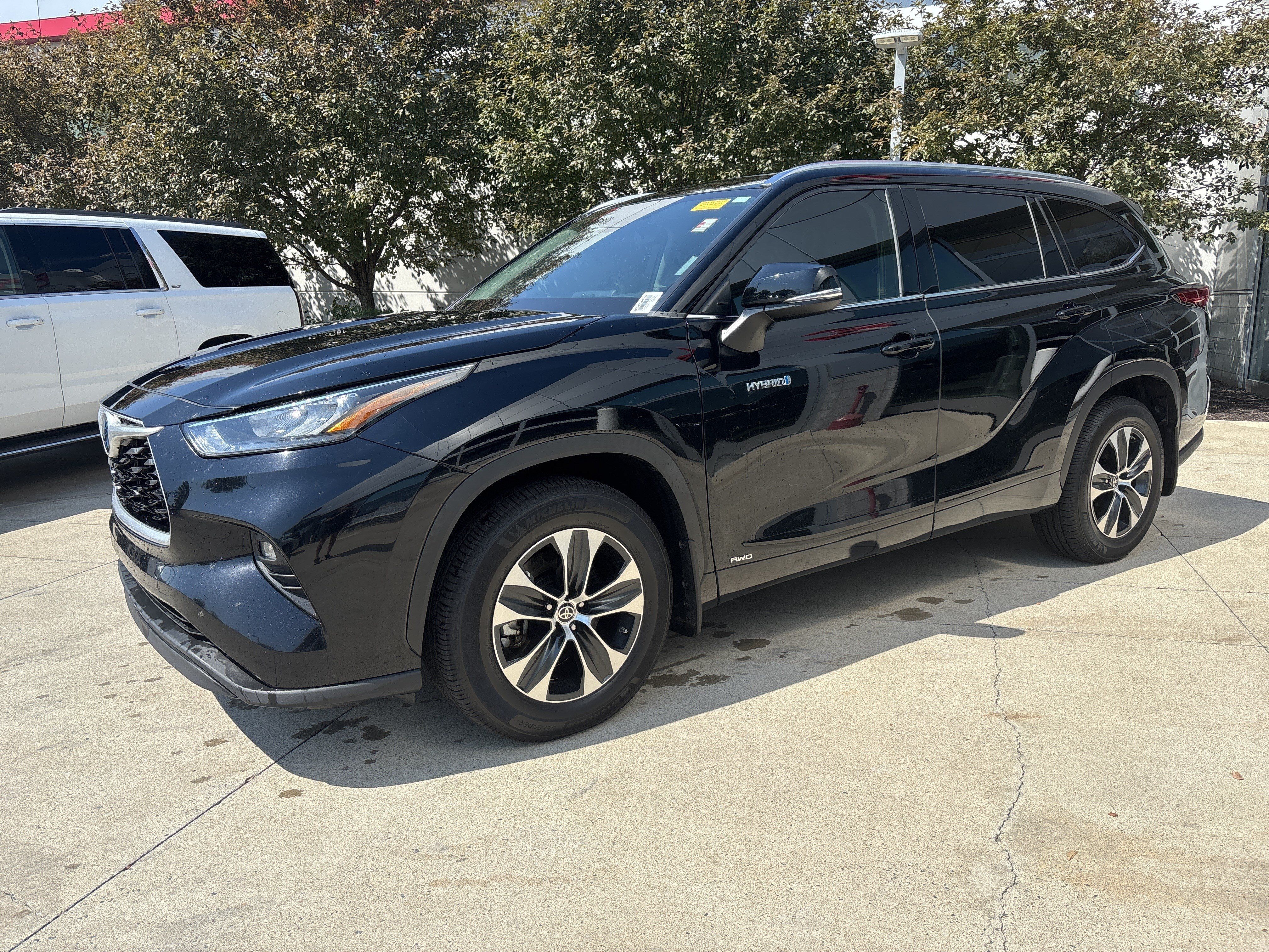 Used 2020 Toyota Highlander XLE AWD/4WD image 3