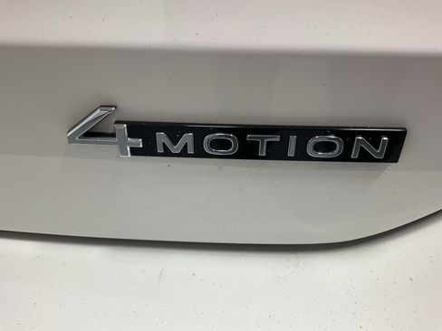 Certified 2023 Volkswagen Taos SE w/ Panoramic Sunroof Package image 3