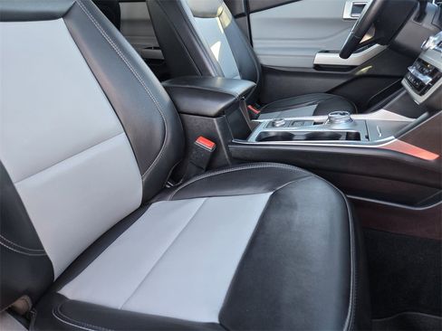 Used 2022 Ford Explorer XLT w/ Equipment Group 202A image 10