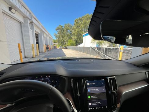 Used 2025 Volvo V60 B5 Cross Country Plus image 33