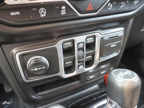 Used 2018 Jeep Wrangler Unlimited Sahara AWD/4WD image 18