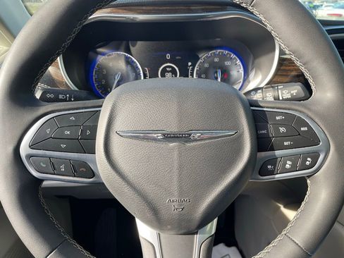 Used 2023 Chrysler Pacifica Limited image 27