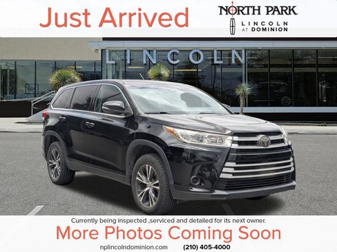 Used 2019 Toyota Highlander LE FWD image 1
