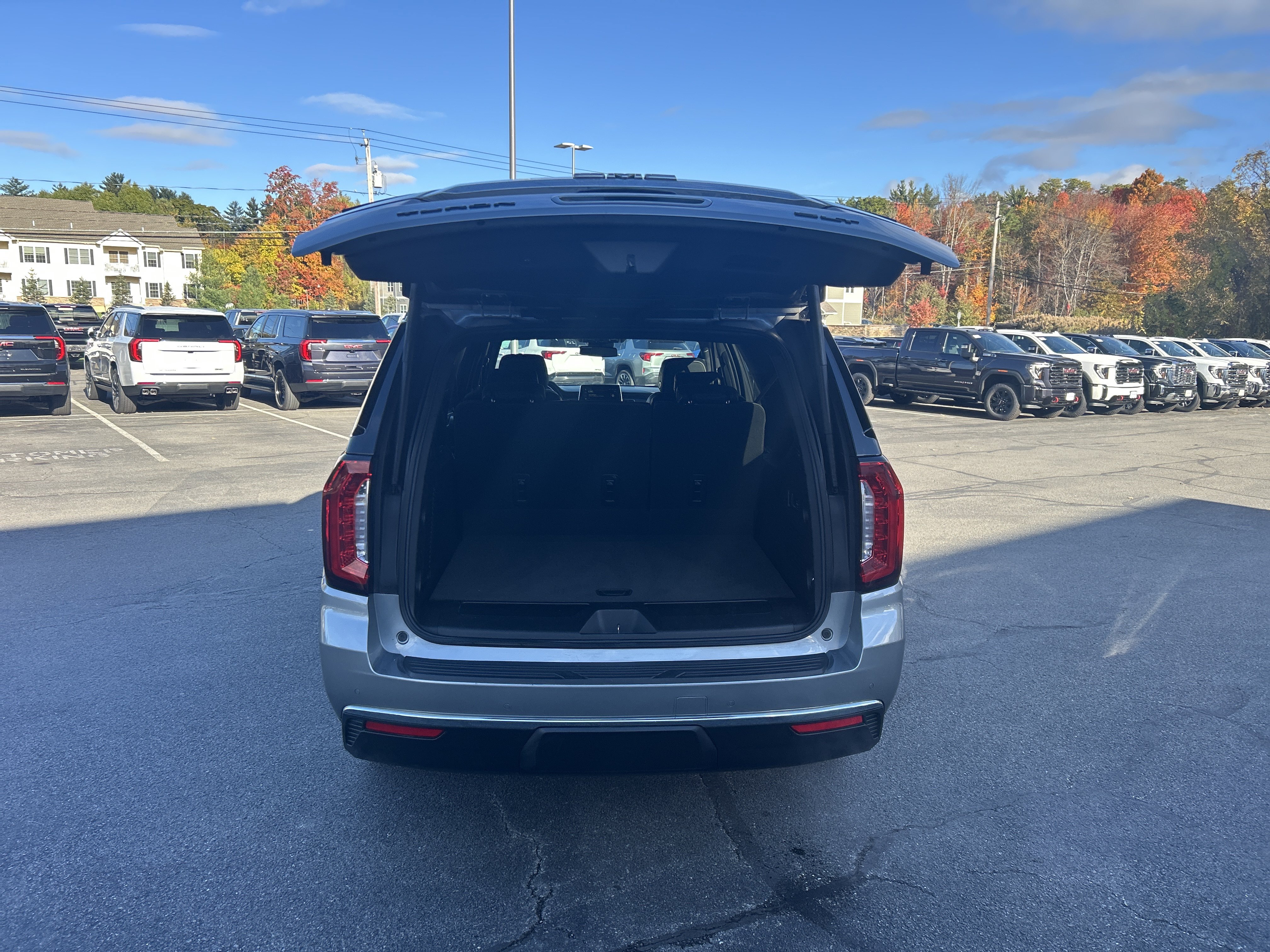 Used 2023 GMC Yukon XL SLT w/ SLT Luxury Package AWD/4WD image 12