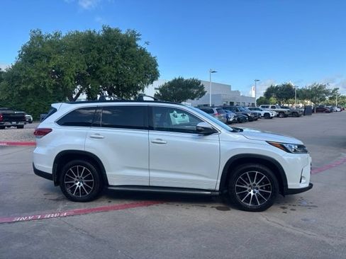 Used 2017 Toyota Highlander SE FWD image 4