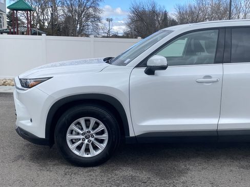 Used 2024 Toyota Grand Highlander XLE image 2