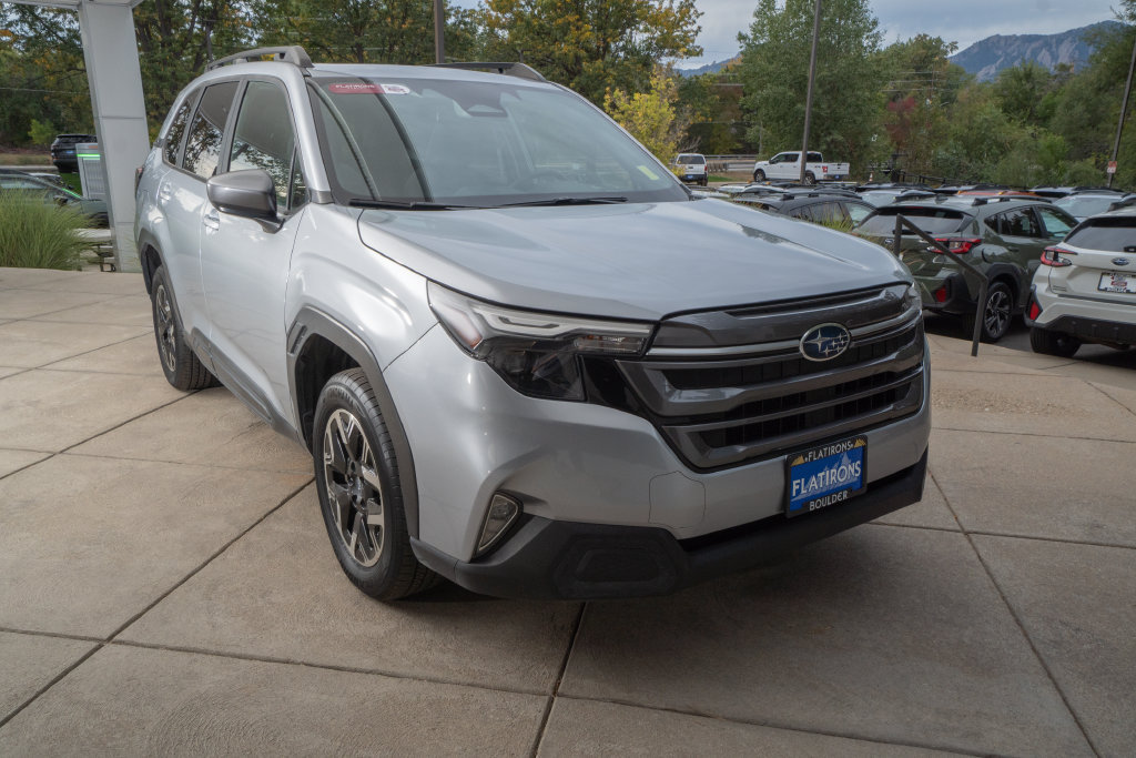 Used 2025 Subaru Forester Premium AWD/4WD image 2