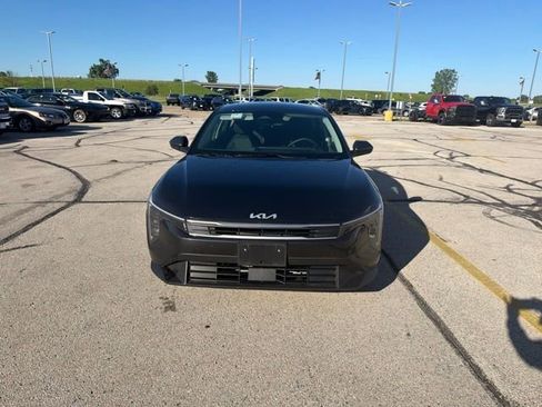 Used 2025 Kia K4 FWD image 2