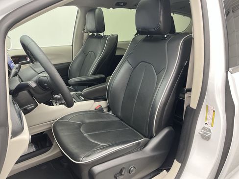 Used 2022 Chrysler Pacifica Limited w/ Uconnect Theater Family Group image 12