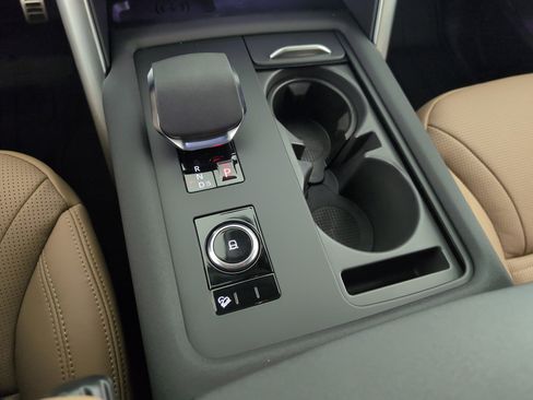 Used 2025 Land Rover Discovery Dynamic SE image 16