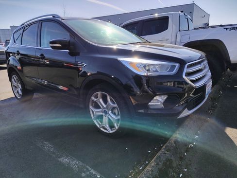Used 2017 Ford Escape Titanium image 3