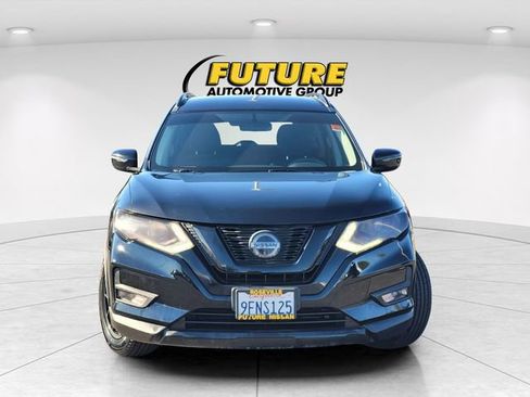Used 2018 Nissan Rogue SV image 2