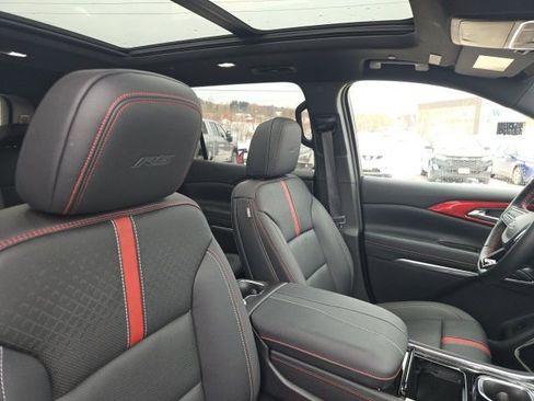 Used 2025 Chevrolet Traverse RS image 56