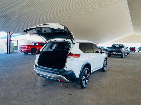 Used 2021 Nissan Rogue Platinum image 4