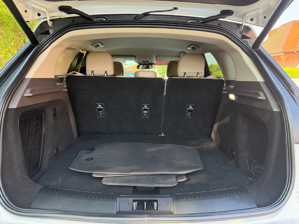 Used 2020 Lincoln Corsair FWD w/ Rear Removable Package Tray image 15