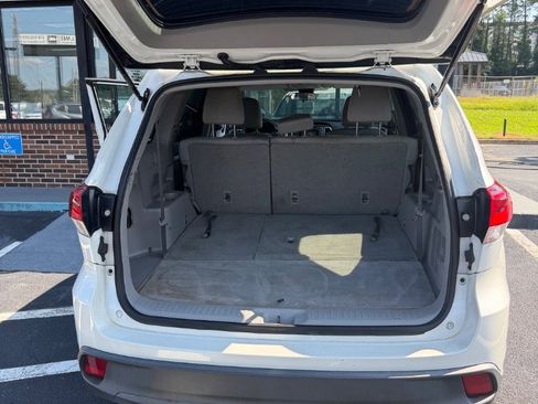 Used 2019 Toyota Highlander LE FWD image 19