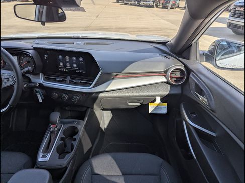 Used 2026 Chevrolet Trax RS FWD image 4