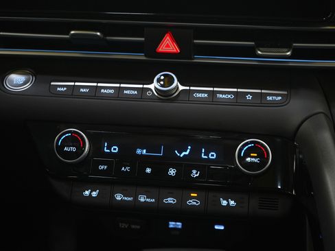 Certified 2025 Hyundai Elantra Limited FWD image 17