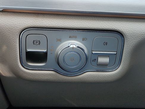 Used 2020 Mercedes-Benz GLE 350 4MATIC w/ Premium Package image 17