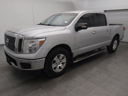 Used 2018 Nissan Titan SV image 2